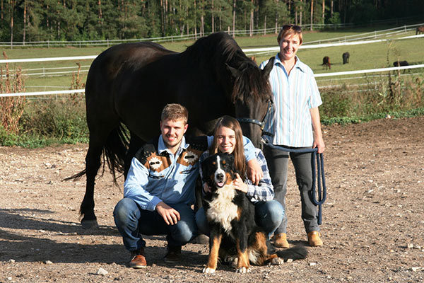 Familie Eberlein auf der Weide des Reitstalls – Pferdehof, Pferd unterstellen